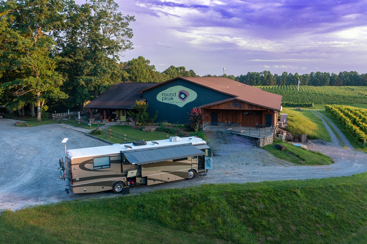 harvest host - round peak vinyards nc
