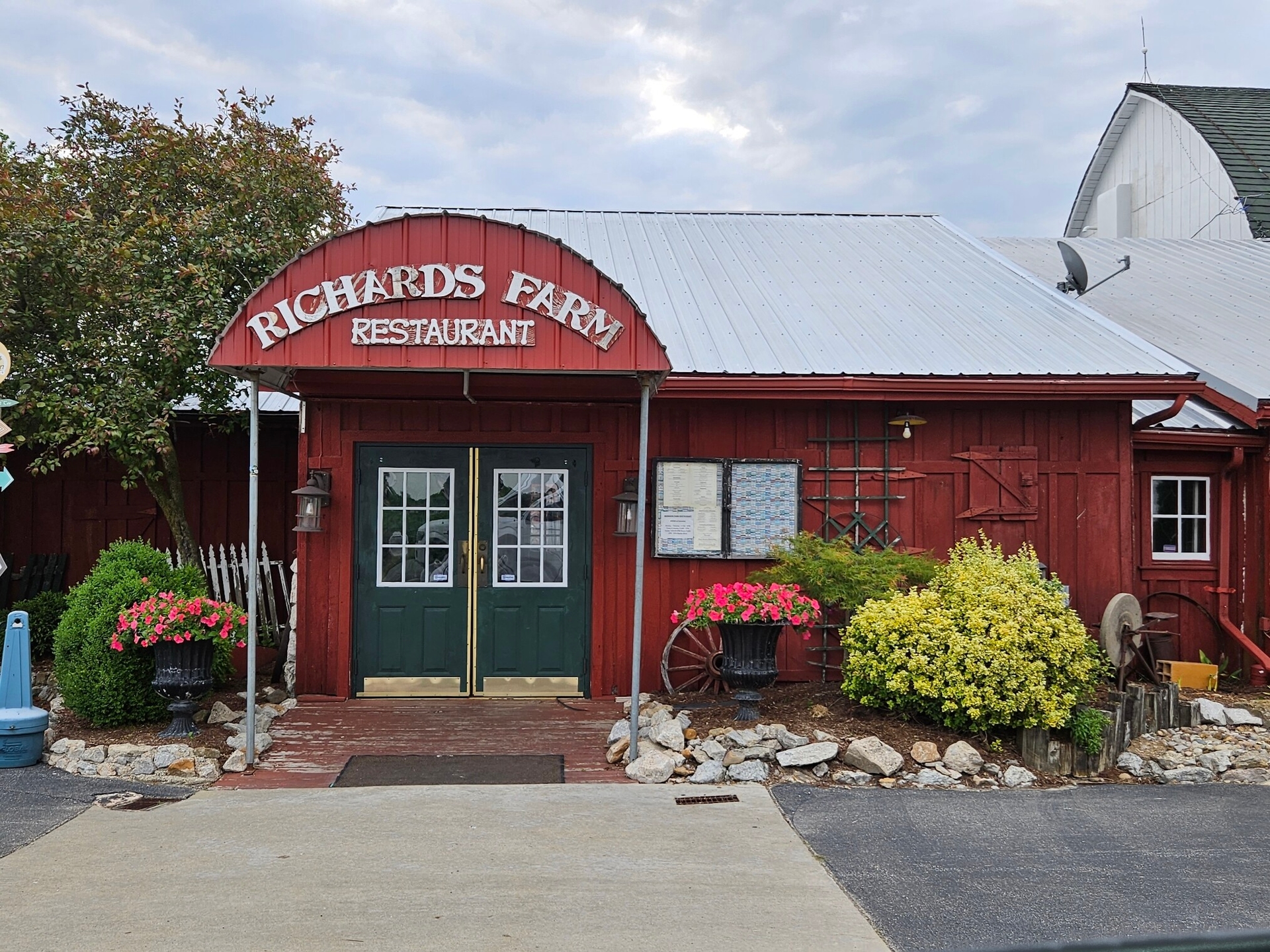 hh_richards-farm-restaurant_mid_328454_john-graham_23-06-15_LZn7XDRTN7eFgQKR_3dc677a419bf875d7b45b5371e6fba92.jpg