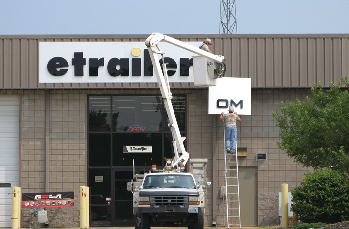 wp-content-uploads-2022-10-etrailerSign_700x461.jpg